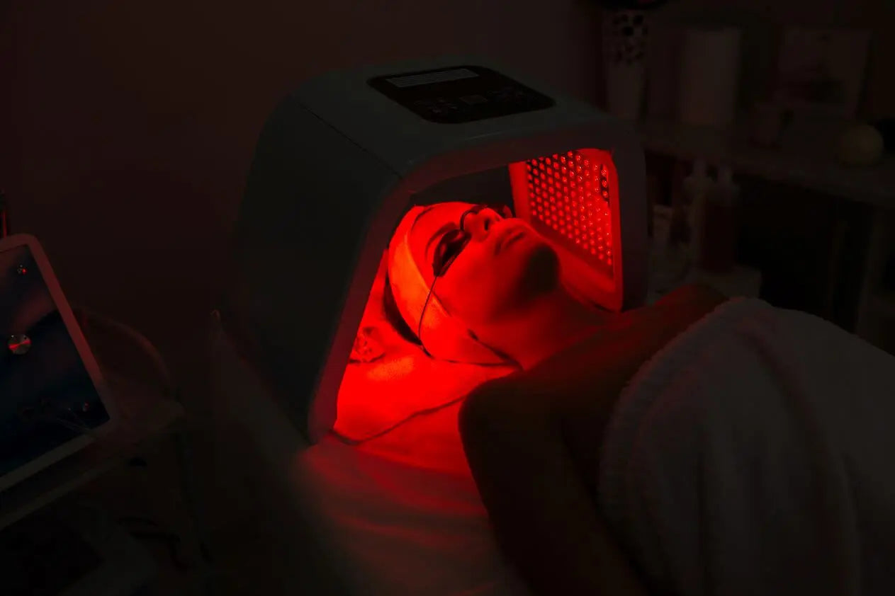Can Red Light Therapy Replace Sunscreen? Understanding Its Protective Effects - EVENSKYN®