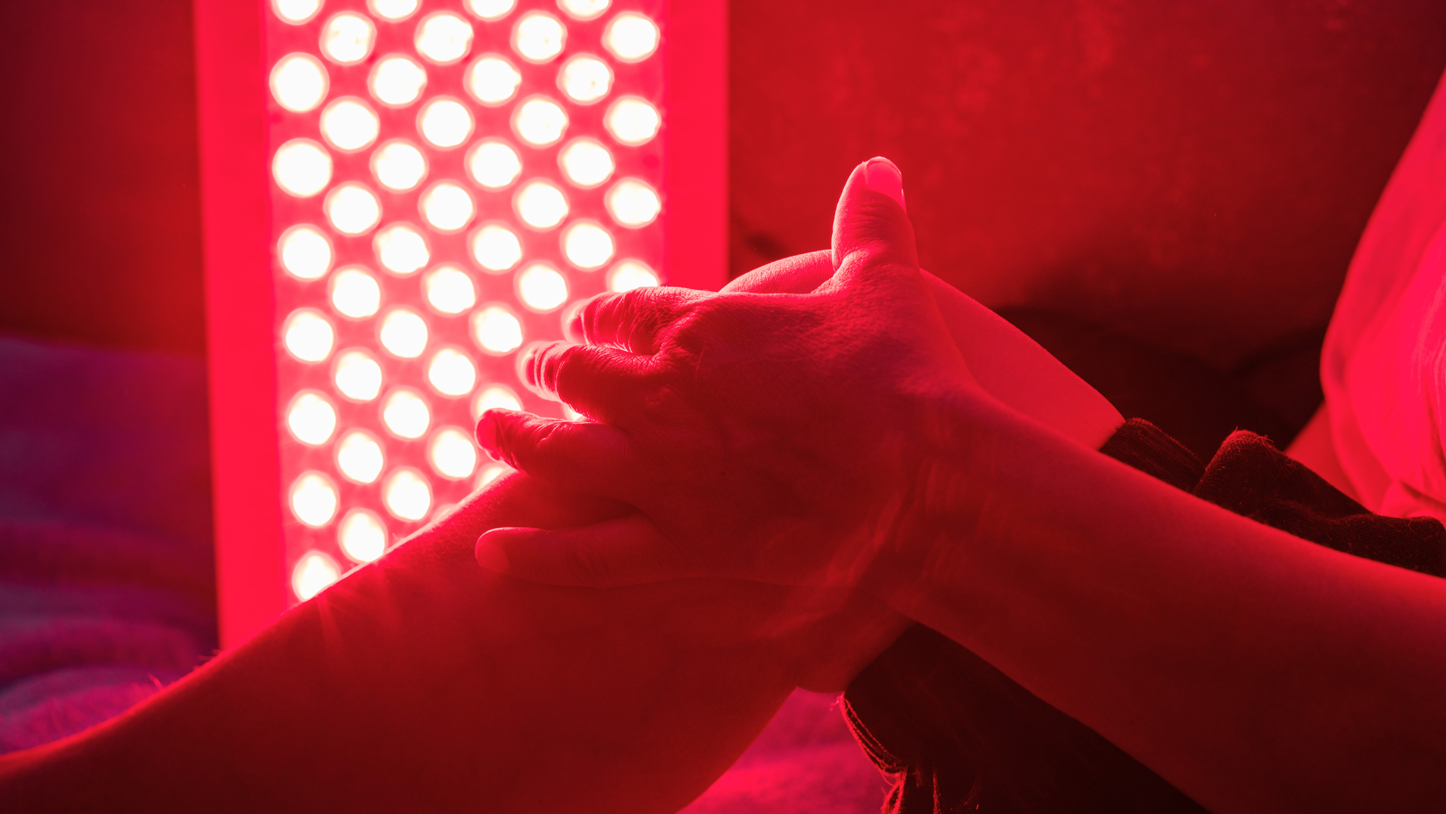 Red light therapy wavelengths explained (630nm vs 850nm) Red light therapy wavelengths explained (630nm vs 850nm)