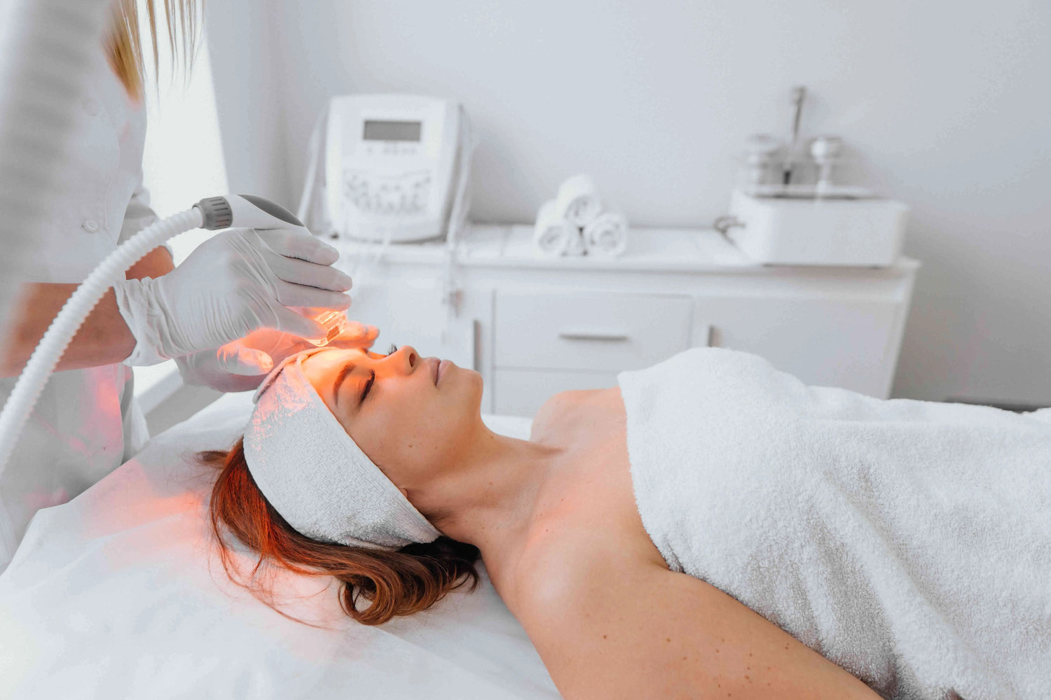 How Does Red Light Therapy Interact With the Body’s Natural Healing Mechanisms? - EVENSKYN®