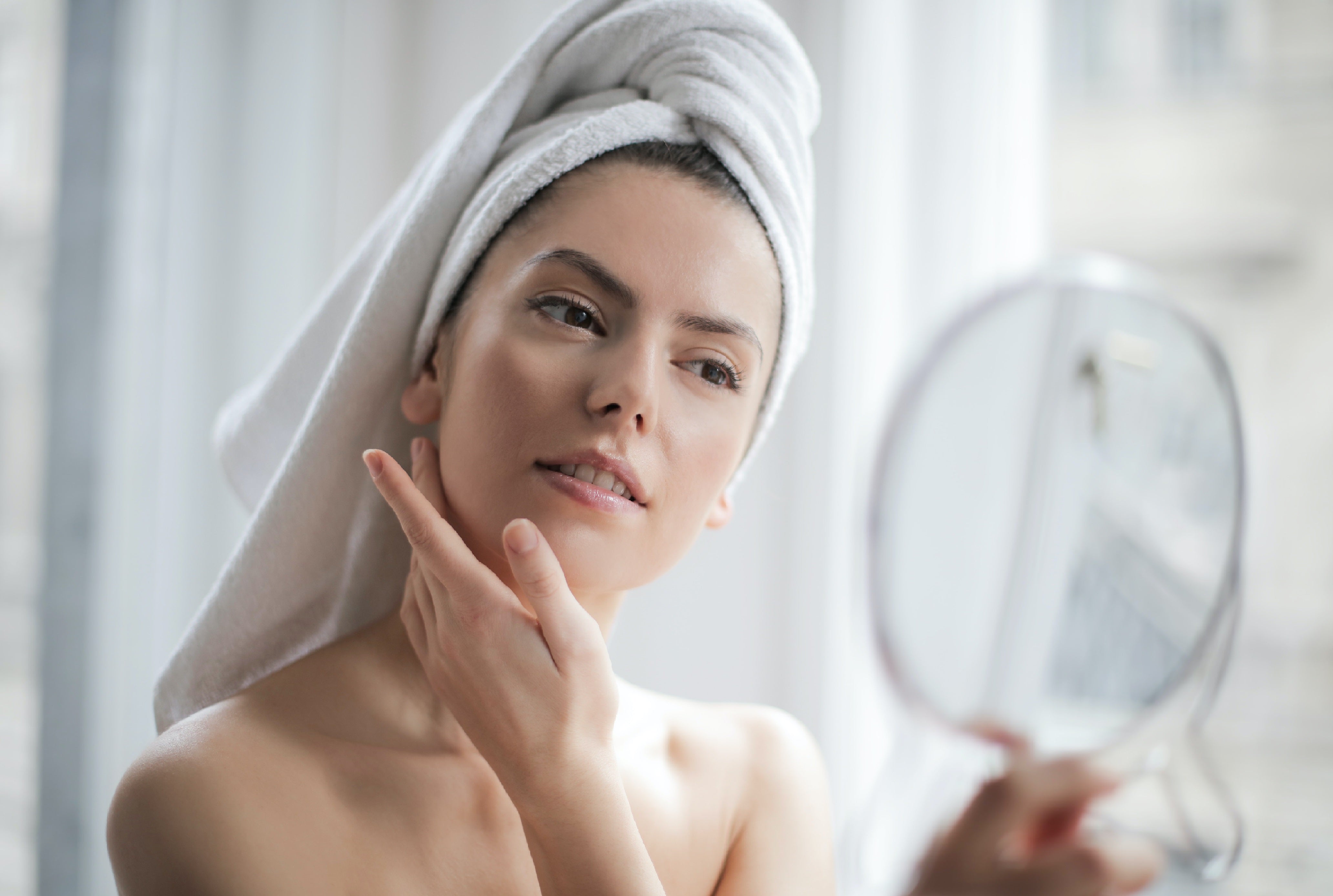 What’s All The Hype About Microcurrent Therapy & How It Actually ‘Trains’ Facial Muscles For A Sculpted, Younger-Looking Face (Everything You Need To Know) - EVENSKYN® What’s All The Hype About Microcurrent Therapy & How It Actually ‘Trains’ Facial Muscles For A Sculpted, Younger-Looking Face (Everything You Need To Know) - EVENSKYN®