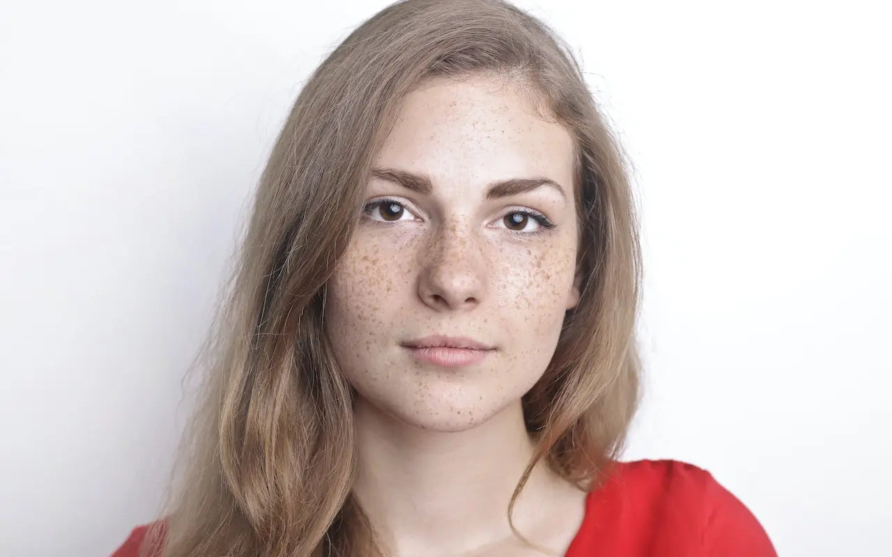 Targeting Skin Pigmentation with Light: Red Light Therapy for Hyperpigmentation - EVENSKYN® Targeting Skin Pigmentation with Light: Red Light Therapy for Hyperpigmentation - EVENSKYN®