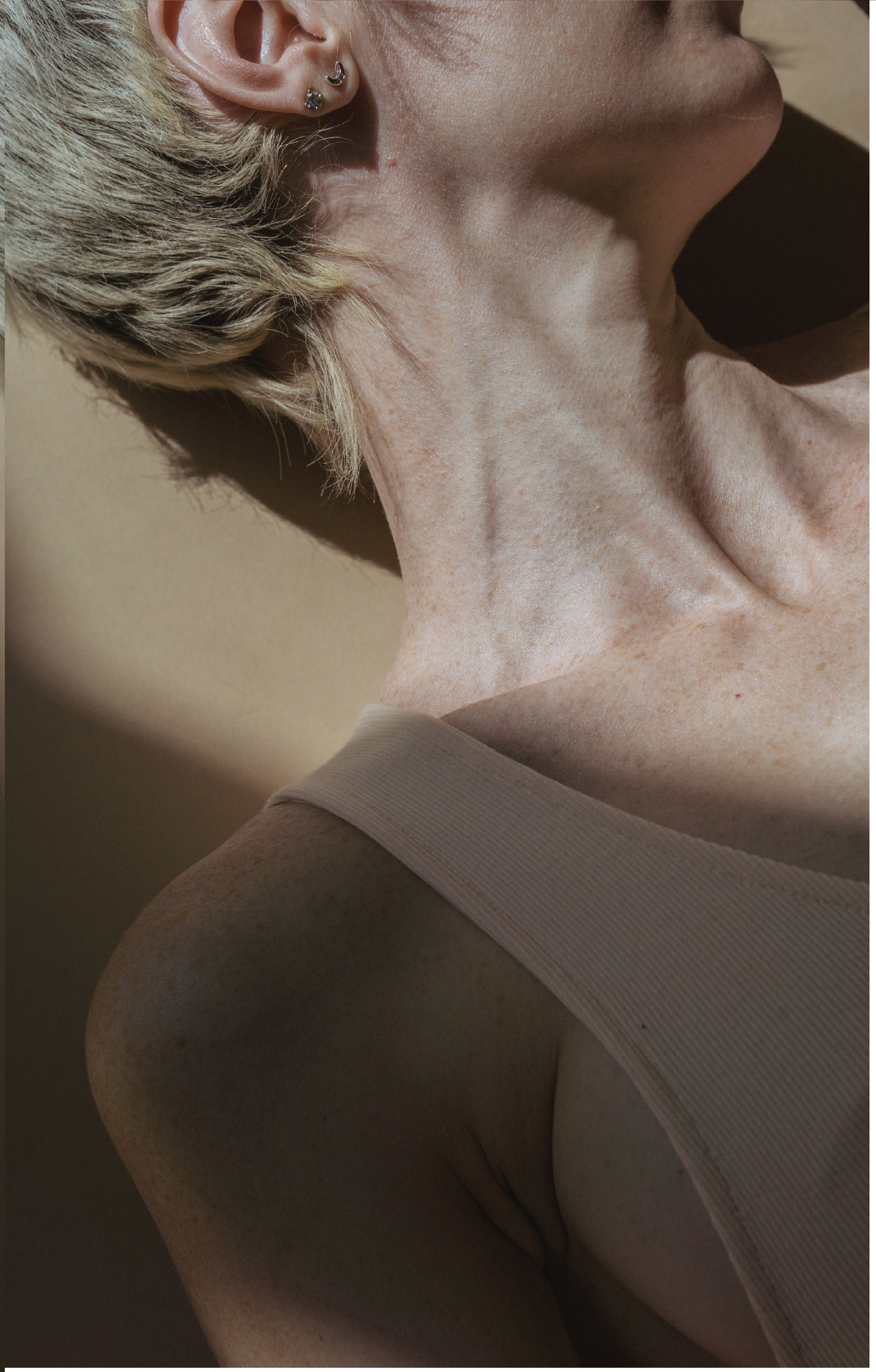 Top 5 Non-Surgical Methods To Firm Up Loose Neck and Décolleté, According To Dermatologists - EVENSKYN® Top 5 Non-Surgical Methods To Firm Up Loose Neck and Décolleté, According To Dermatologists - EVENSKYN®