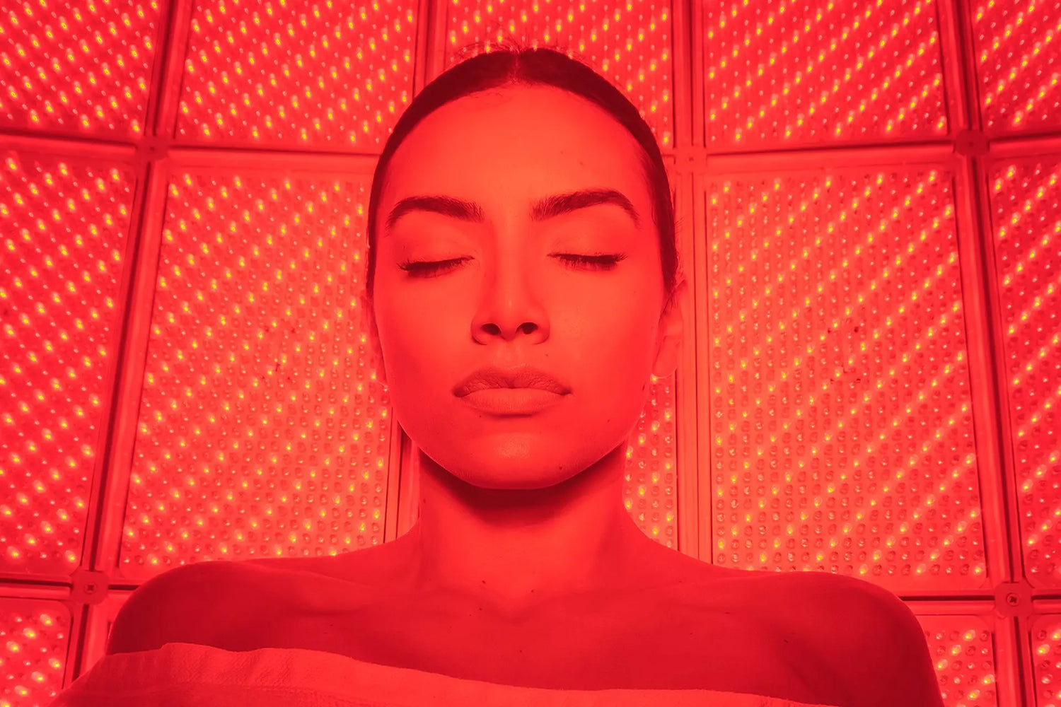 The-Glowing-Skin-Enhancing-Skin-Laxity-with-At-Home-Red-Light-Therapy EVENSKYN®