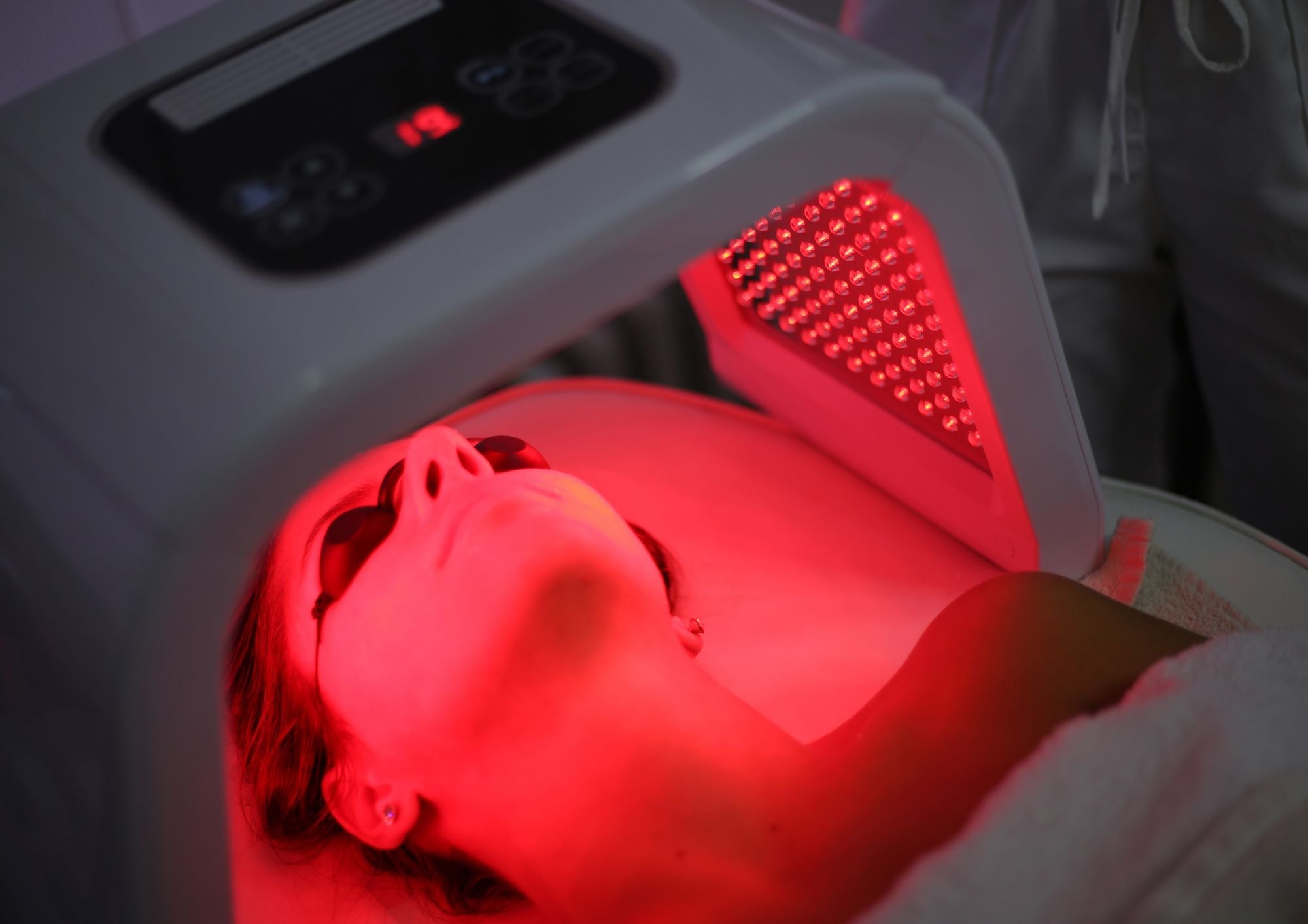 Red Light Therapy at Home: The Ultimate Guide to Wrinkle Reduction, Collagen Boosting &amp; Radiant Skin